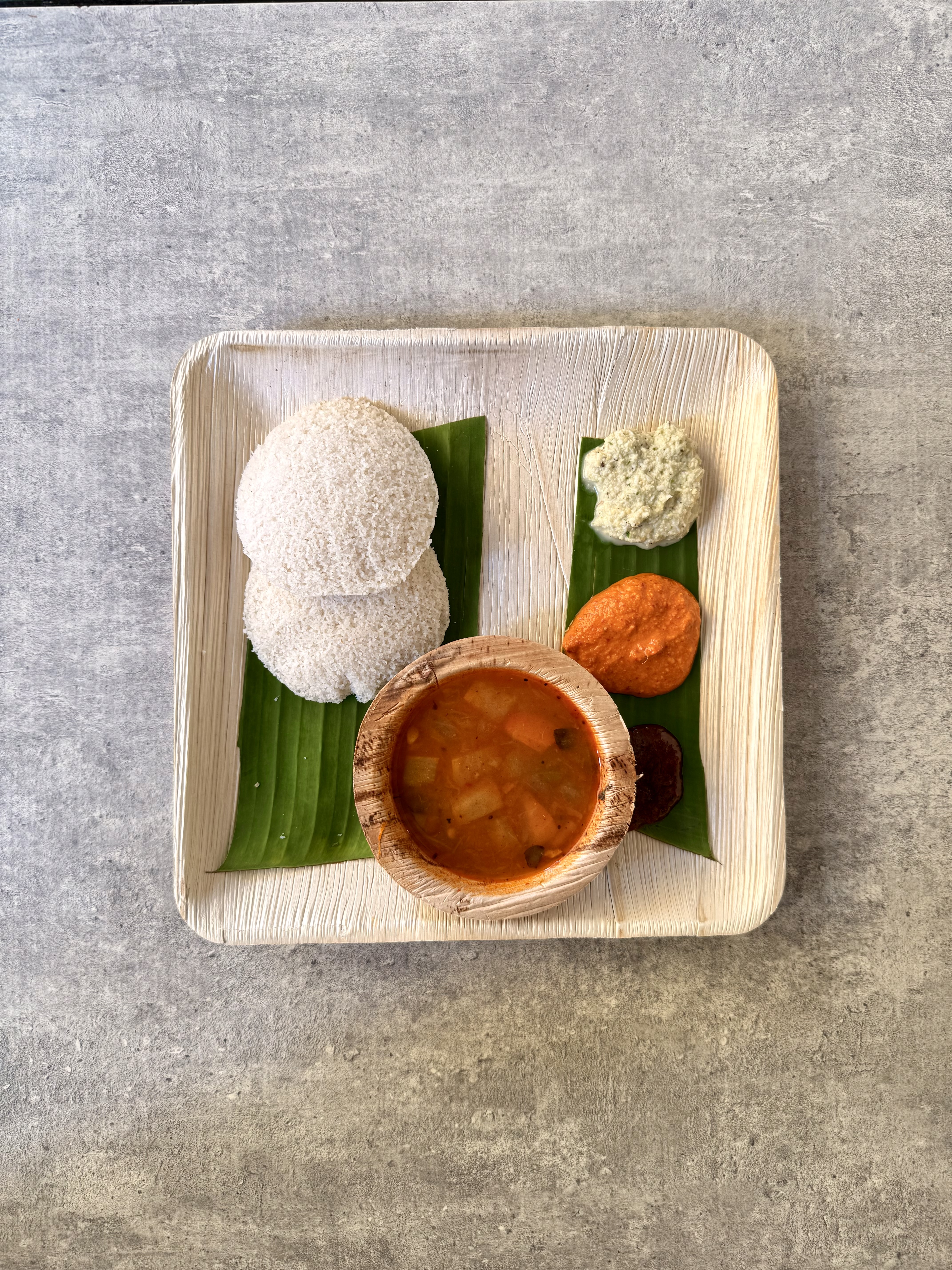 Fresh steamed idly served at BIDo, Dharamshala
